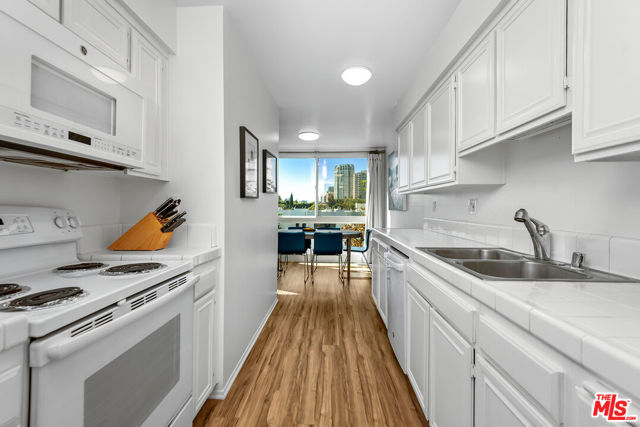 1340 S Beverly Glen Boulevard, Los Angeles CA: https://media.crmls.org/mediaz/adcdd0af-678e-46b8-bdf8-d0a21eb25a04.jpg