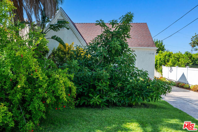 1710 Santa Paula Place, Glendale CA: https://media.crmls.org/mediaz/adce8aef-31bd-4312-850b-2c1819a703c6.jpg