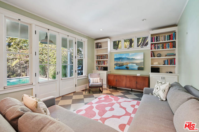 813 Crestmoore Place, Venice CA: https://media.crmls.org/mediaz/adceaaea-ae76-430a-9df1-3c90d4f778bf.jpg