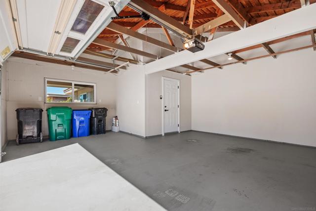 17111 Prado Pl, San Diego CA: https://media.crmls.org/mediaz/adceca09-66dc-44b8-8227-b7e21980cb61.jpg