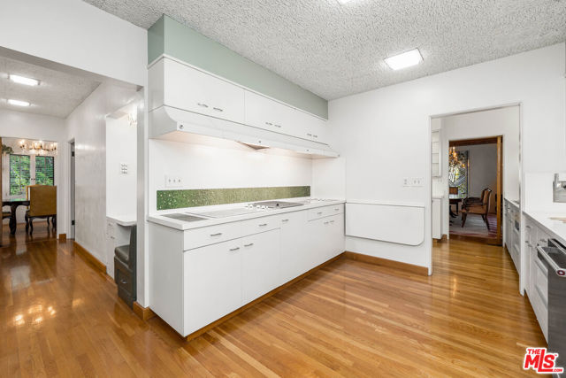 191 S Hudson Avenue, Los Angeles CA: https://media.crmls.org/mediaz/adcef934-b682-4f32-9d08-f0dfcf1640ce.jpg