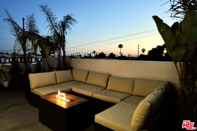 5961 Fountain Avenue, Los Angeles CA: https://media.crmls.org/mediaz/adcfd5d6-0abd-43d8-953e-2ef7bb89591e.jpg