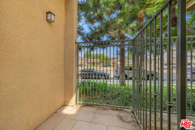 216 N Buena Vista Street, Burbank CA: https://media.crmls.org/mediaz/adcff6d6-6ab4-4aba-bad1-2916d440b559.jpg