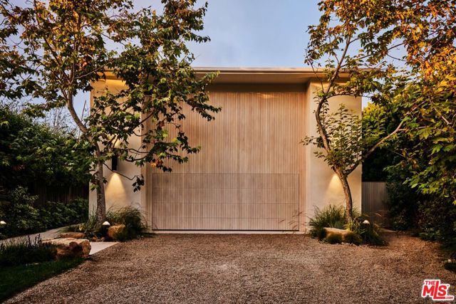 23515 Malibu Colony Road, Malibu CA: https://media.crmls.org/mediaz/add088f2-cb7e-4ecc-b179-df03d583cfb6.jpg