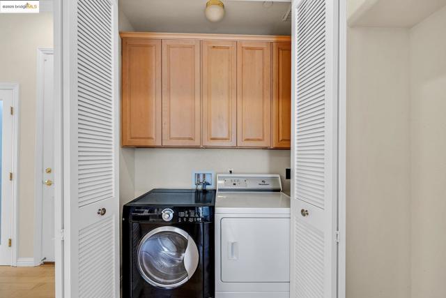 35 Amherst Ct, Menlo Park CA: https://media.crmls.org/mediaz/add1885c-598d-45ed-9083-be5176f3239b.jpg