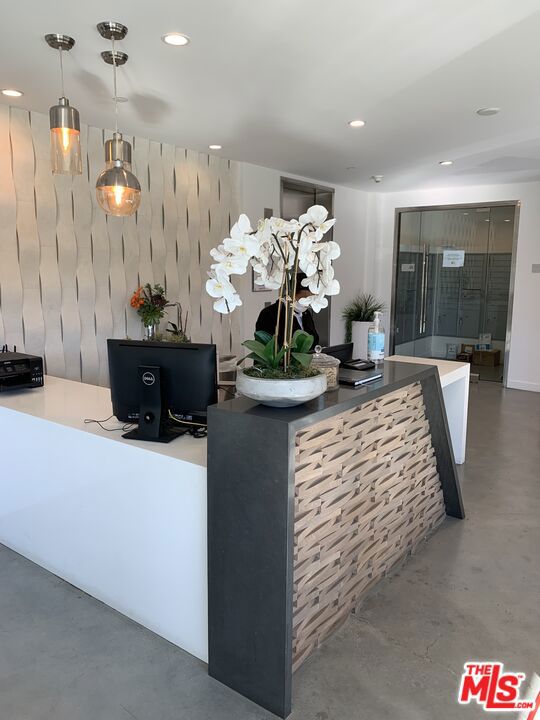 4140 Glencoe Avenue, Marina del Rey CA: https://media.crmls.org/mediaz/add2eeff-fcff-496d-9975-d1ce35467eba.jpg