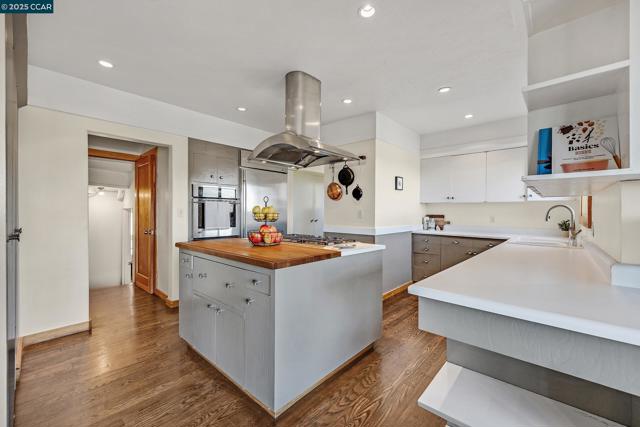 1301 Thomas Dr, Martinez CA: https://media.crmls.org/mediaz/add2f300-667f-48e7-8c0f-9f61ac94b8e8.jpg