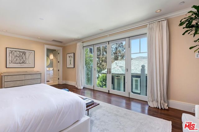 119 Malibu Colony Road, Malibu CA: https://media.crmls.org/mediaz/add30211-ac23-4a46-969d-014b86502ea0.jpg