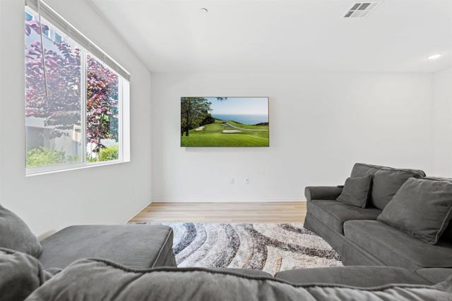 5212 Beachfront, San Diego CA: https://media.crmls.org/mediaz/add35b48-485b-42ee-912a-54080a7ab664.jpg