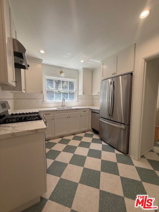 2515 Canyon Drive, Los Angeles CA: https://media.crmls.org/mediaz/add392b8-8e57-49a5-8439-63dda32a1a0e.jpg