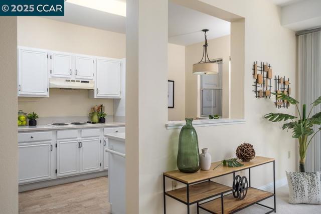 1860 Tice Creek Dr, Walnut Creek CA: https://media.crmls.org/mediaz/add4fc32-39d5-40a6-be28-4dfa12c928d9.jpg