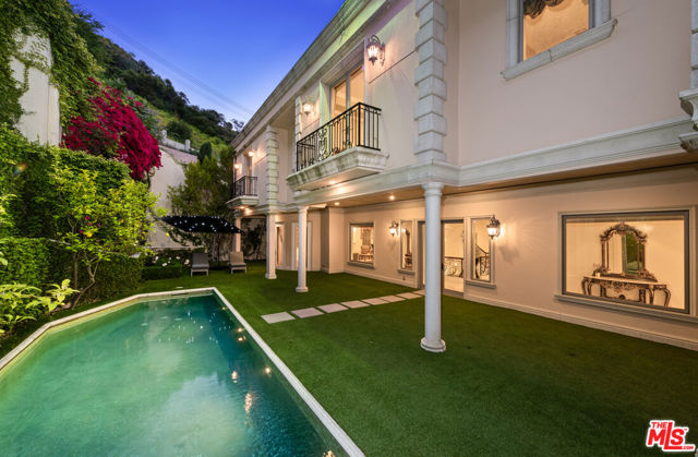 1455 Robmar Drive, Beverly Hills CA: https://media.crmls.org/mediaz/add6a8d4-0ac2-4242-ba7e-c5ccfb095248.jpg