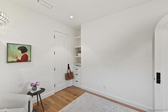 4223 Middlesex Dr, San Diego CA: https://media.crmls.org/mediaz/add6fce5-a6b4-4557-afef-18f7c603d638.jpg