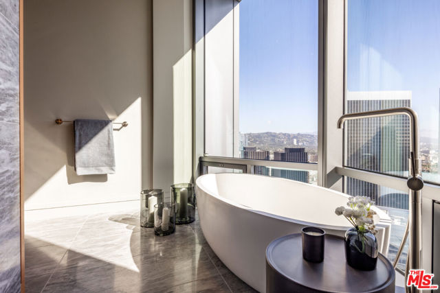 211 W Elm Court, Los Angeles CA: https://media.crmls.org/mediaz/add77e5e-9353-410a-bded-c2f3391d174e.jpg