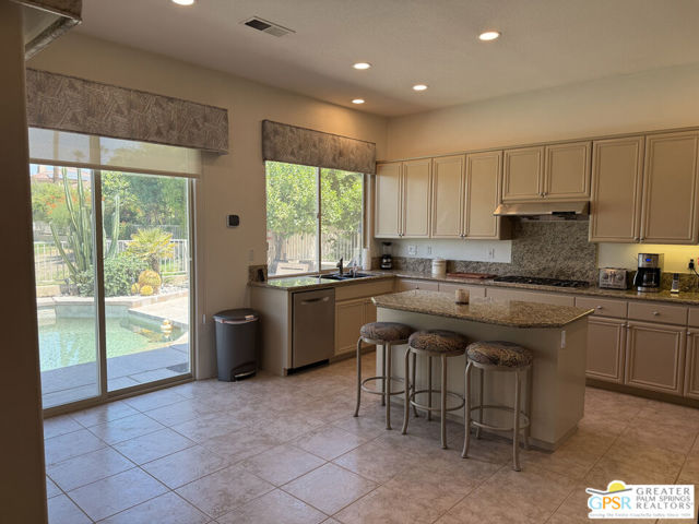 154 Kavenish Drive, Rancho Mirage CA: https://media.crmls.org/mediaz/add77ed4-3a91-4692-8736-71b4289e70e5.jpg
