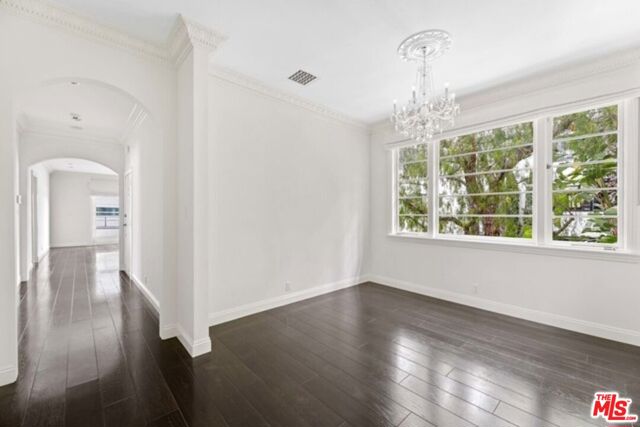 9233 1/2 Doheny Road, West Hollywood CA: https://media.crmls.org/mediaz/add7f03b-fbc6-4cb7-8c17-7e690df94227.jpg