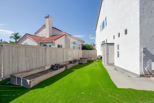 2490 Bear Rock Gln, Escondido CA: https://media.crmls.org/mediaz/add8e652-9176-4936-a2f3-6c336106a1ee.jpg