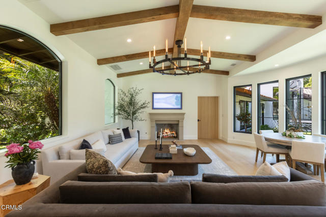 4435 Encinas Drive, La Canada Flintridge CA: https://media.crmls.org/mediaz/adda3d2b-e0aa-4a4e-9bba-20346e1a9831.jpg