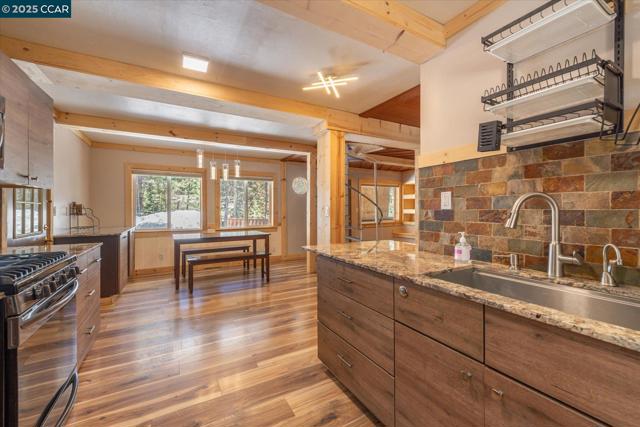 12255 Sierra Dr, Truckee CA: https://media.crmls.org/mediaz/addb1b28-2a03-48f6-97df-7294ee3a817b.jpg