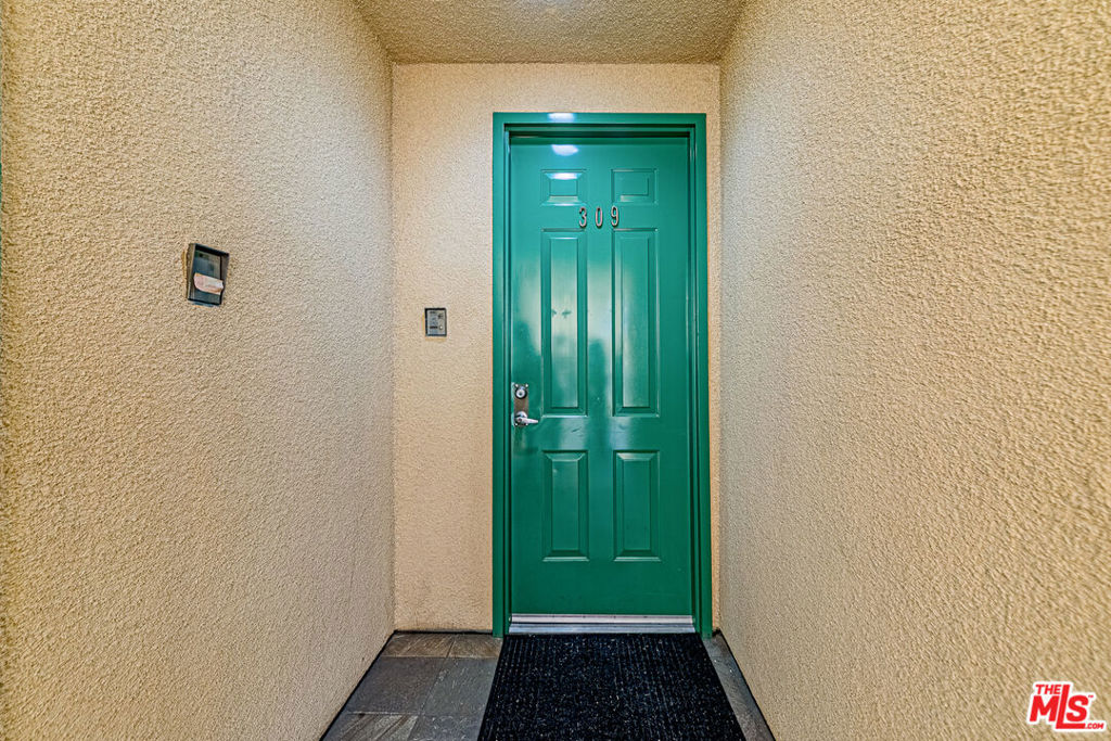 https://media.crmls.org/mediaz/addb377b-c995-4316-9c7c-3b675a396ed9.jpg?preset=X-Large