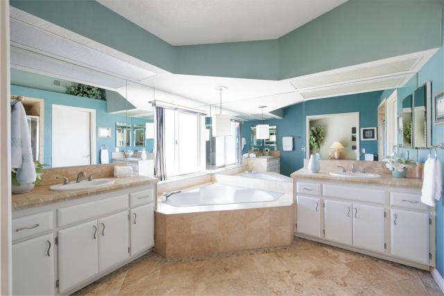 247 Vista Royale W Circle, Palm Desert CA: https://media.crmls.org/mediaz/addbc51b-963c-4ef8-b662-c3ef218c7b08.jpg