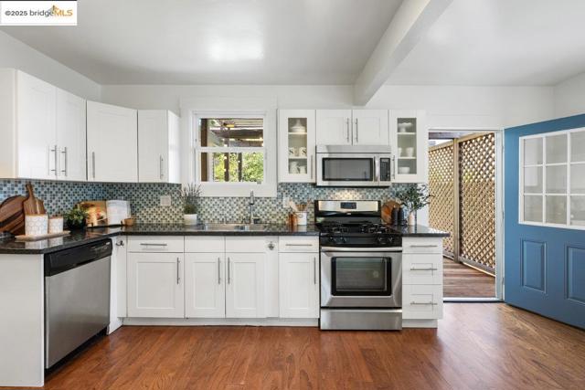 5344 Walnut St, Oakland CA: https://media.crmls.org/mediaz/addc6f07-3196-4bf6-8f5c-f9eaee1abf54.jpg