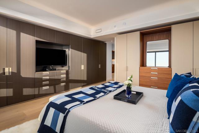 939 Coast Blvd, La Jolla CA: https://media.crmls.org/mediaz/addd873a-1986-4dd5-99de-59f60da9c10a.jpg