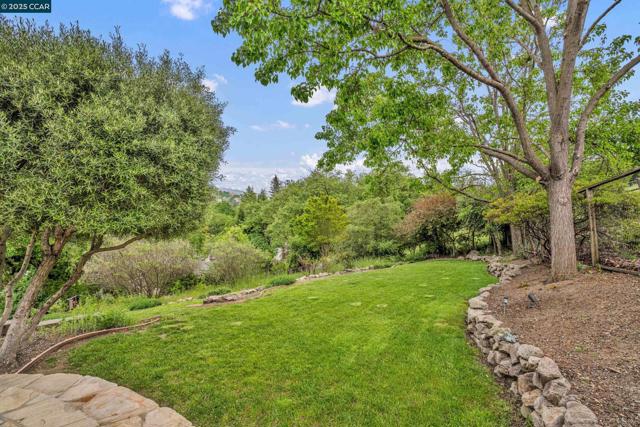 628 Sugarloaf Ct, Walnut Creek CA: https://media.crmls.org/mediaz/adddbcf1-cc69-45ad-a8f1-15107870e8bc.jpg