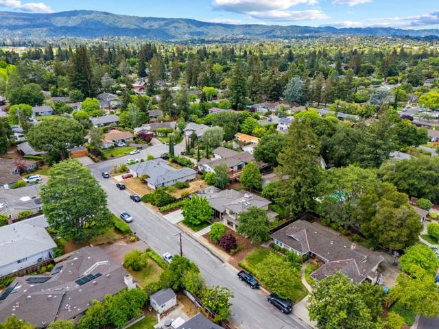 540 San Felicia Way, Los Altos CA: https://media.crmls.org/mediaz/addf2e6e-6485-4581-827b-cd0e71385330.jpg