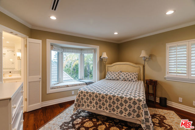 3819 Vista Linda Drive, Encino CA: https://media.crmls.org/mediaz/addfaba5-88d8-4ca3-b9a5-0de83edf1831.jpg