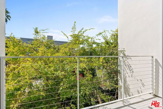 1244 14th Street, Santa Monica CA: https://media.crmls.org/mediaz/addfe428-f1e4-4620-bf1d-91a3744217de.jpg