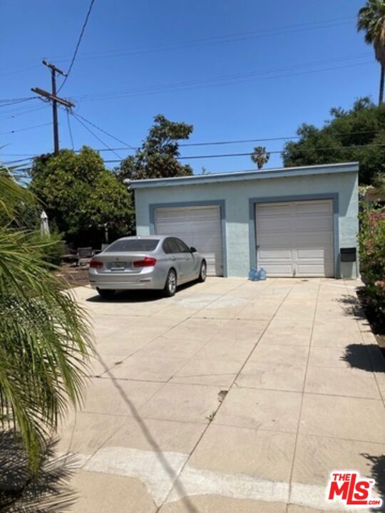 1212 1214 S Tremaine Avenue, Los Angeles CA: https://media.crmls.org/mediaz/ade03521-a8d9-4de4-8dac-ae1b06cb724a.jpg