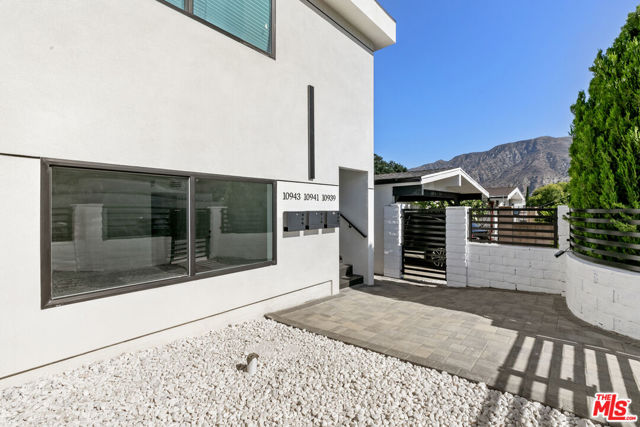 10943 Christine Way, Tujunga CA: https://media.crmls.org/mediaz/ade13c09-c239-4bc9-8368-b40cabb35d64.jpg