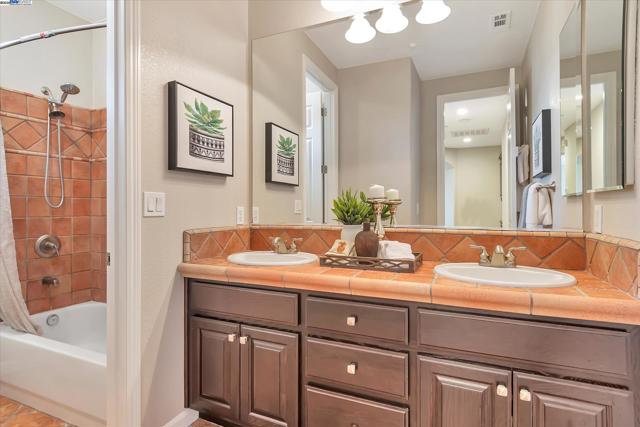 1517 Rampart Way, Brentwood CA: https://media.crmls.org/mediaz/ade23117-97d6-42d0-a546-38b706ba43f9.jpg