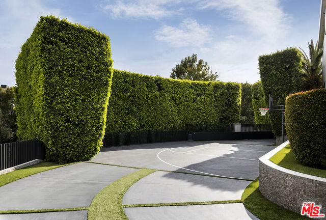 901 Oxford Way, Beverly Hills CA: https://media.crmls.org/mediaz/ade433f6-c410-40de-b7ef-d1007556c0e7.jpg