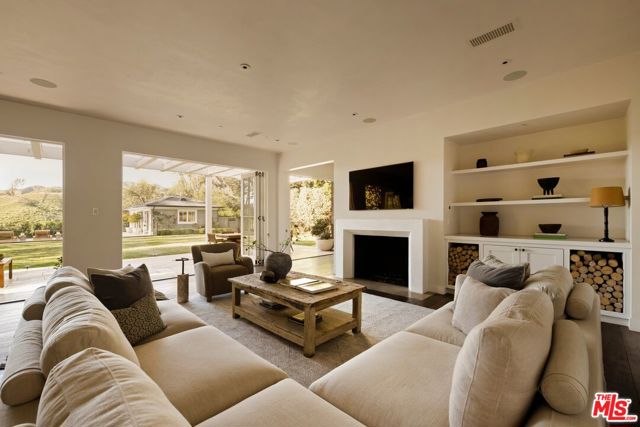 1319 Amalfi Drive, Pacific Palisades CA: https://media.crmls.org/mediaz/ade4af97-ce9b-44f7-882a-7a41316185b1.jpg