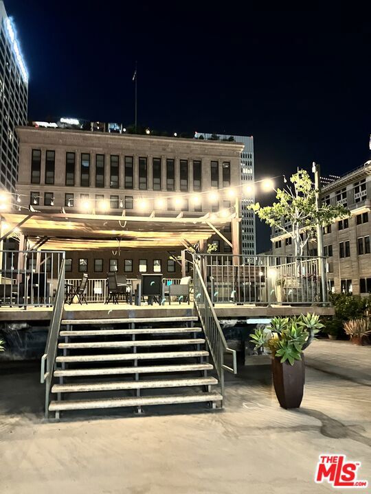 711 S Olive Street, Los Angeles CA: https://media.crmls.org/mediaz/ade55276-ef1d-4012-854c-3a8d55de848e.jpg