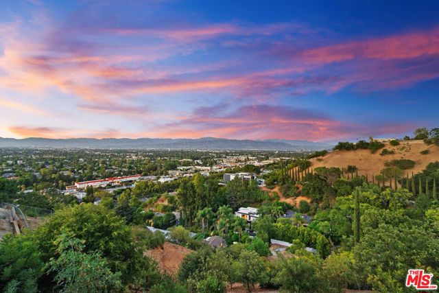 3631 Sunswept Drive, Studio City CA: https://media.crmls.org/mediaz/ade57765-7a2b-48c6-b9e8-2955f92d6b3c.jpg
