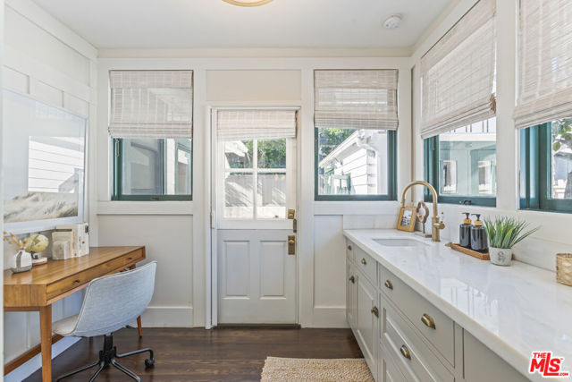 601 S Hudson Avenue, Pasadena CA: https://media.crmls.org/mediaz/ade5b55c-1c7c-4363-85b3-6e2155ff1de1.jpg