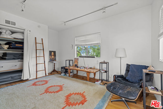 550 Indiana Avenue, Venice CA: https://media.crmls.org/mediaz/ade7ae29-0756-4cf4-afe6-67db61907fbb.jpg