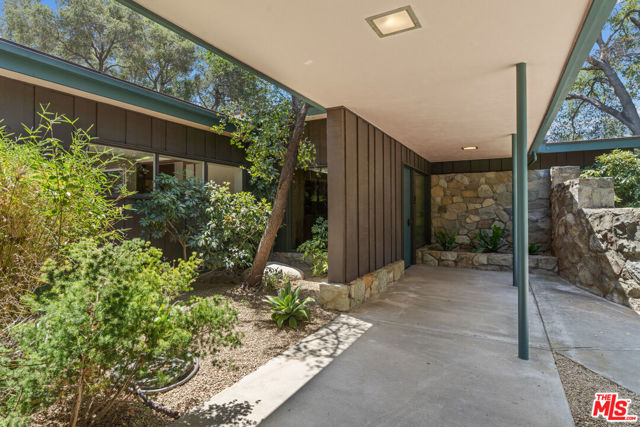 1234 Woodland Drive, Santa Paula CA: https://media.crmls.org/mediaz/ade8490d-e47b-427e-89bf-7d93114c932a.jpg