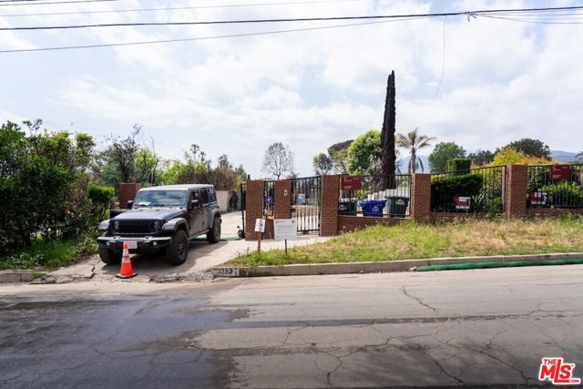 3359 Glenrose Avenue, Altadena CA: https://media.crmls.org/mediaz/ade925ce-f804-4f90-a185-a1a66f6b12db.jpg