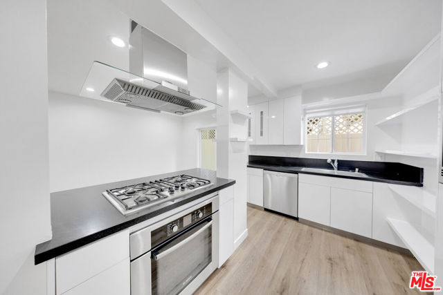 1331 Roxbury Drive, Los Angeles CA: https://media.crmls.org/mediaz/adea834b-e5c9-4958-8f4d-78d4569b5bfd.jpg