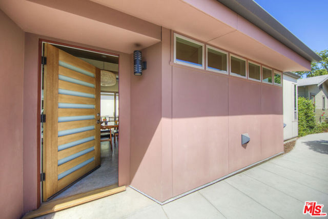 4989 Vincent Avenue, Los Angeles CA: https://media.crmls.org/mediaz/adea8e32-1b8a-4cbd-98eb-81d4d87b2f18.jpg
