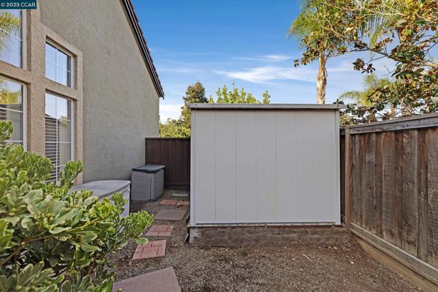 1340 Breakwater Way, Brentwood CA: https://media.crmls.org/mediaz/adebdd41-cd4b-4041-a071-a182d88bdd5b.jpg