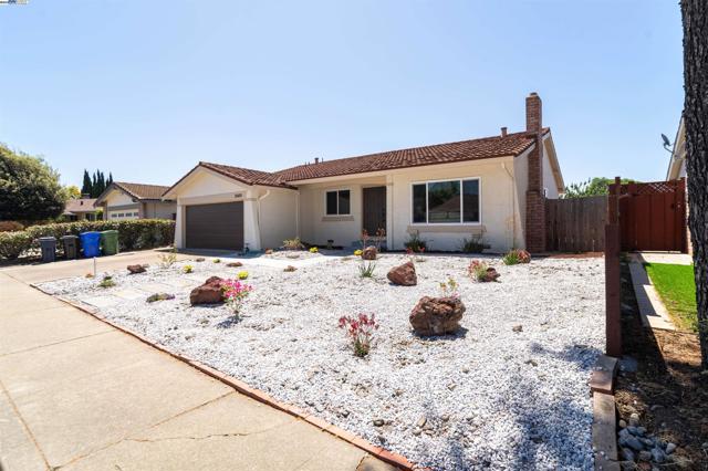 35459 Galen Pl, Fremont CA: https://media.crmls.org/mediaz/adec9c3d-e957-43b1-9b98-fa15ef9c9234.jpg