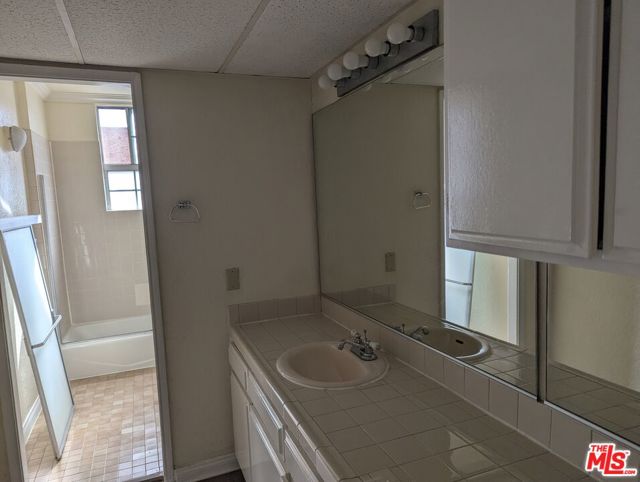 5640 Franklin Avenue, Los Angeles CA: https://media.crmls.org/mediaz/aded62a5-c503-452a-b3e4-ef0be9a46e24.jpg