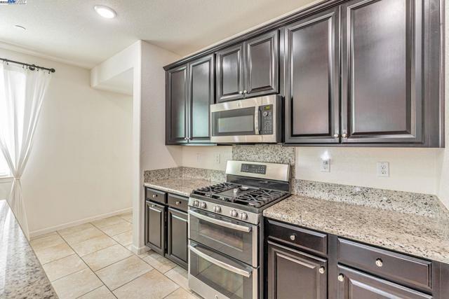 9315 Wild Lilac Cir, Sacramento CA: https://media.crmls.org/mediaz/adedaa96-719f-44be-b59b-d2ae6db98960.jpg