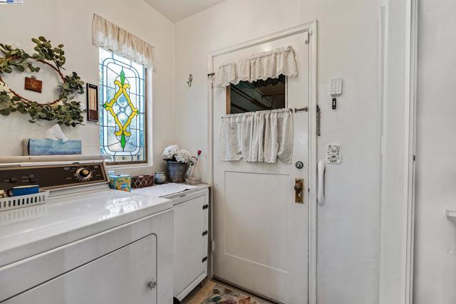 2863 Burton Dr, Oakland CA: https://media.crmls.org/mediaz/adedf441-fbb7-463c-8f7f-8c44f188413e.jpg