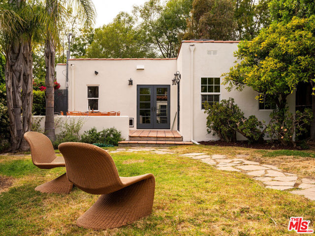 1444 S Sierra Bonita Avenue, Los Angeles CA: https://media.crmls.org/mediaz/adedf91d-d7c6-4b21-92e3-2bff44e4b38f.jpg